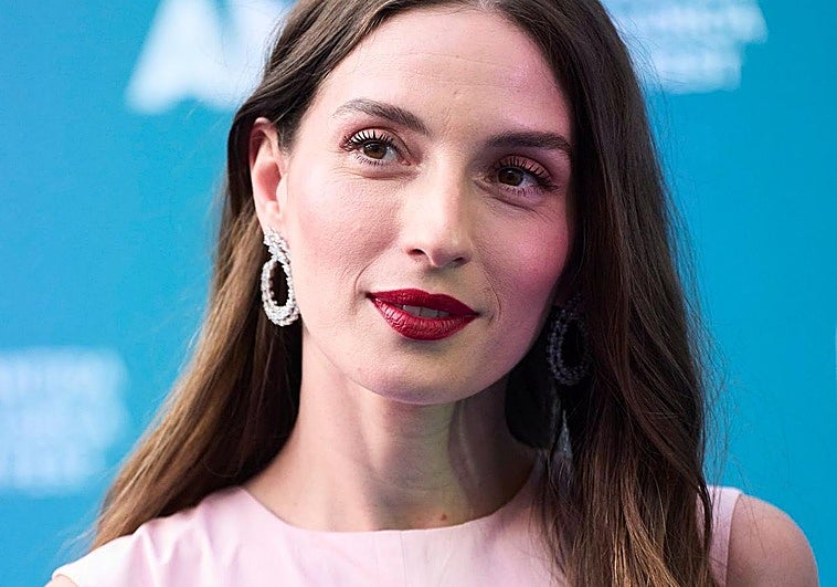 María Valverde en Mallorca con pendientes de Mumit.