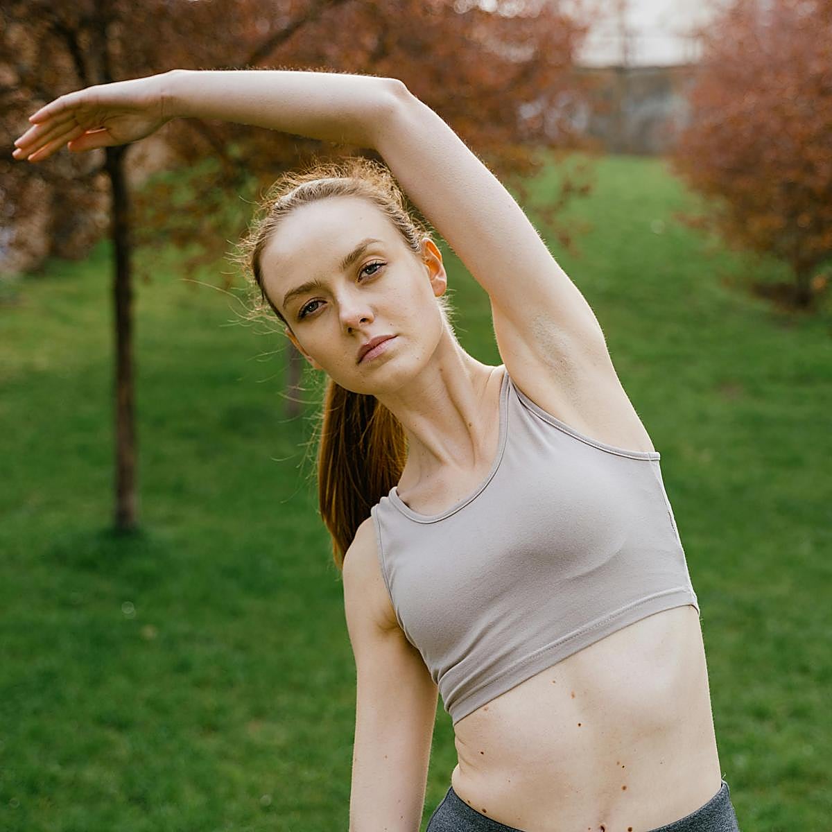 Mujer haciendo ejercicio al aire libre.