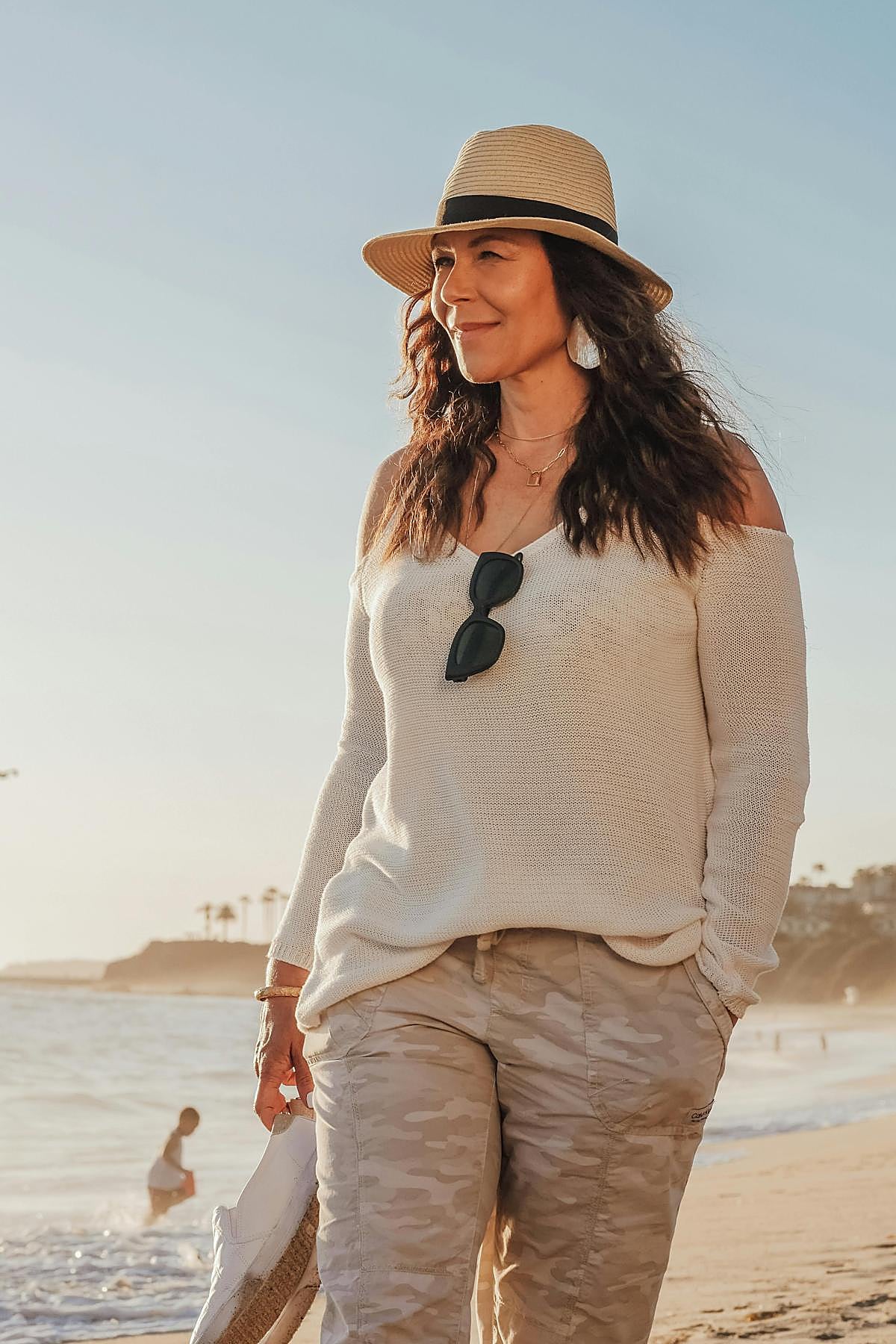 Mujer caminando al aire libre.