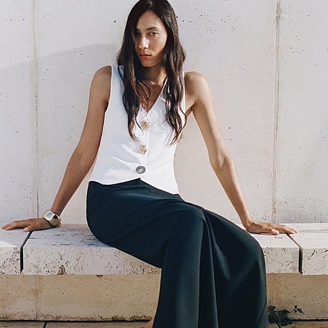 Chaleco de punto sin mangas con botones dorados