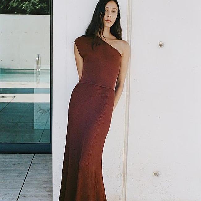 Vestido largo de punto asimétrico