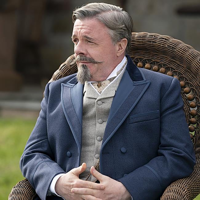 Nathan Lane en el papel de Ward McAllister, el arquitecto de la alta sociedad neoyorquina en el siglo XIX, en La edad dorada.