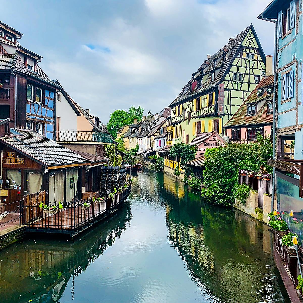 El pueblo de La Bella y la Bestia existe: una villa medieval de cuento con canales y casas de colores