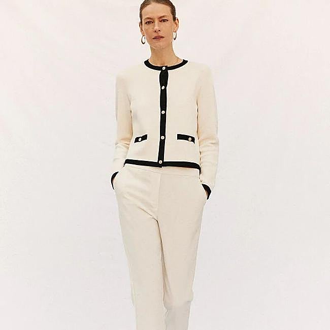 Look color blanco con cárdigan con ribetes y pantalón de vestir