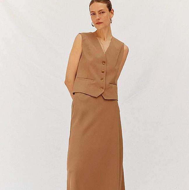 Look tailoring de chaleco y falda midi a juego
