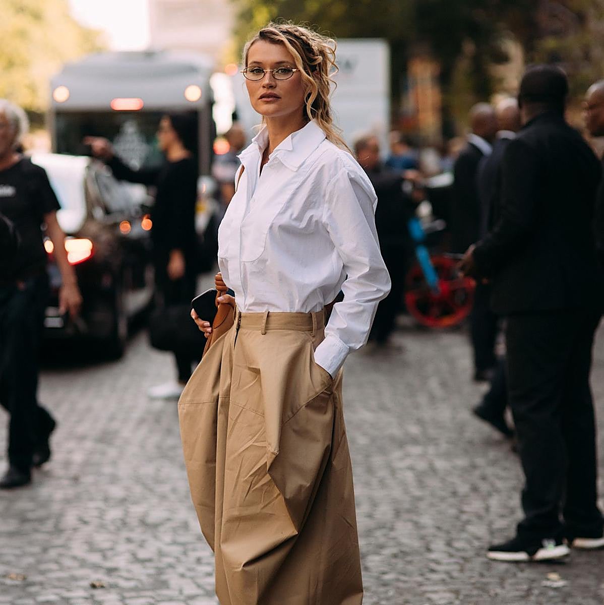 Influencer con look de entretiempo