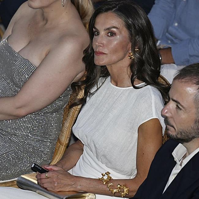 La reina Letizia con un pintalabios en la mano.