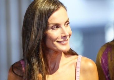 La reina Letizia se despide de Mallorca con un vestido rosa nuevo y sus alpargatas planas favoritas