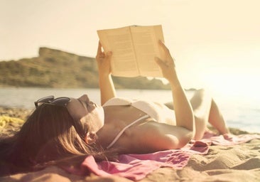 Disfrutar de un buen libro en la playa es uno de los mayores placeres que nos regala el verano.