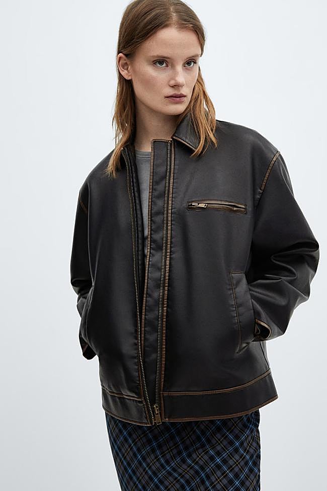 Cazadora efecto desgastado de Mango Outlet.