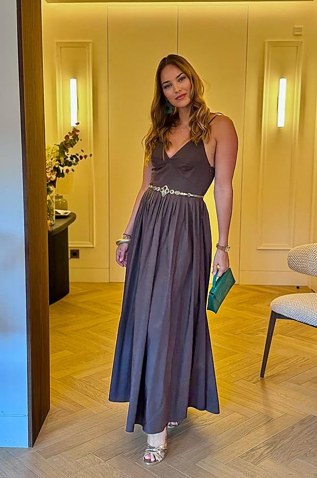 Helen Lindes llevó un vestido marrón y sandalias doradas.