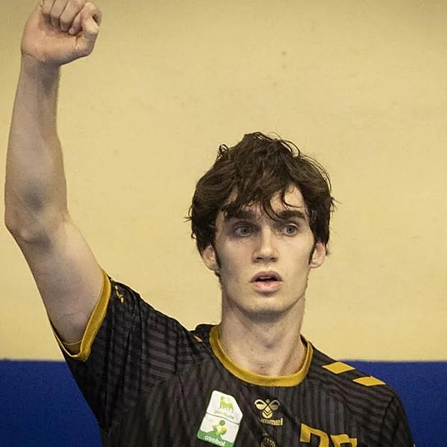 Pablo Urdangarin celebrando un gol de su equipo.