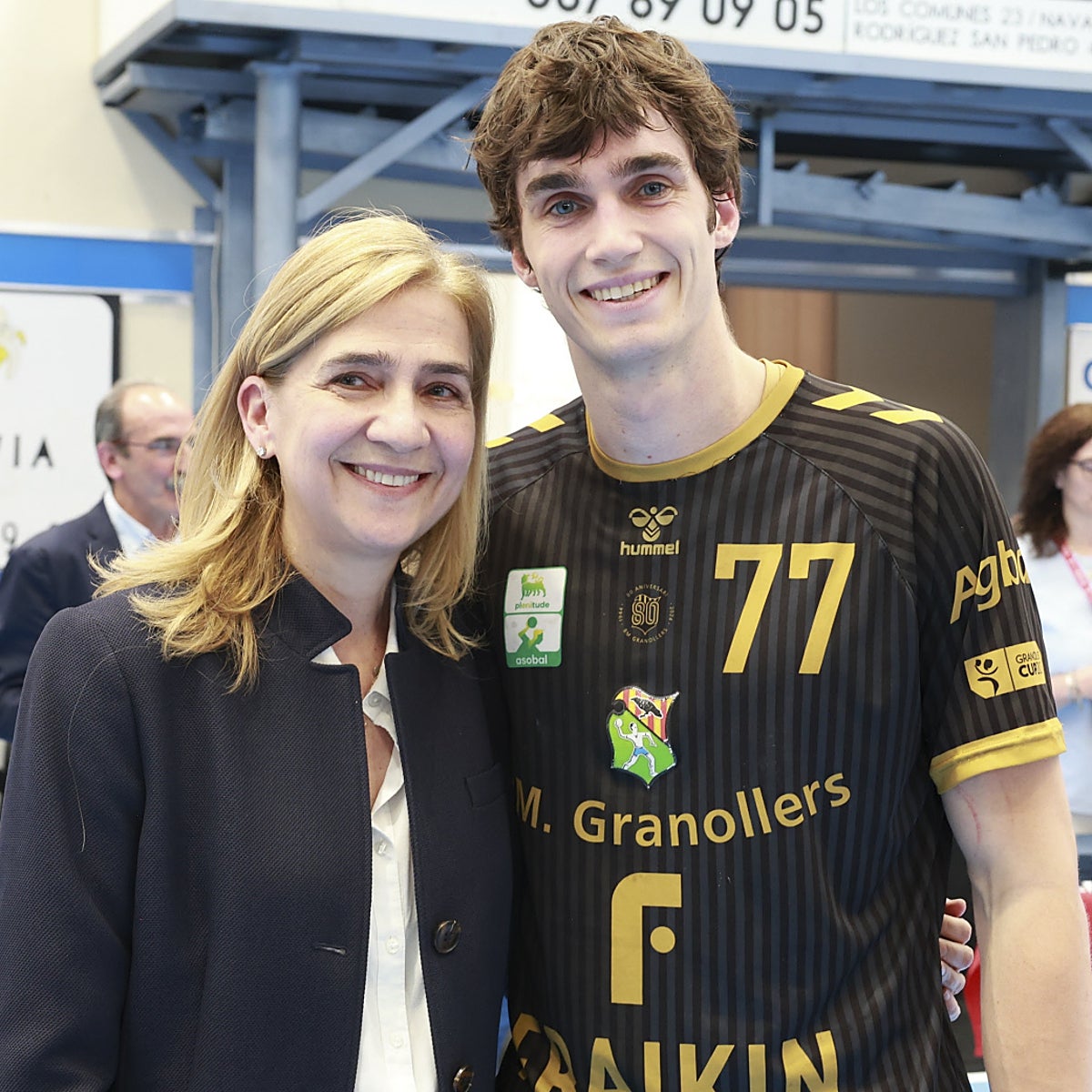 La infanta Cristina posa junto a Pablo Urdangarin durante un partido en Segovia.