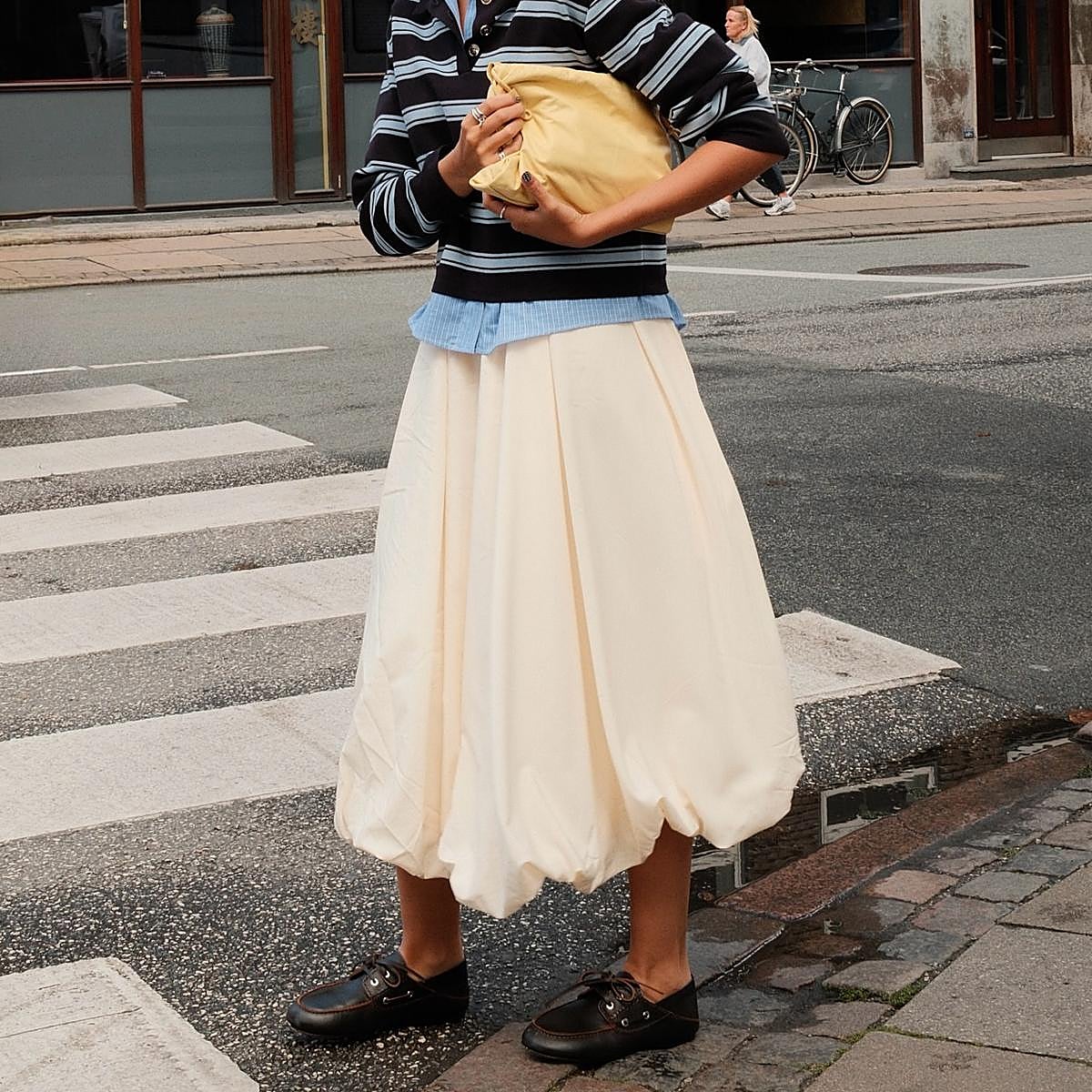 Un look con los mocasines tendencia.