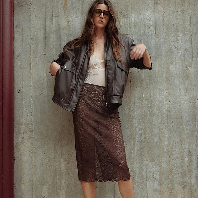 Falda de encaje midi