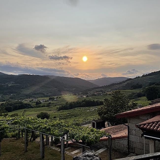 El atardecer desde la Finca de A Vilerma es otro de los grandes atractivos de este sosegado enclave vinícola.