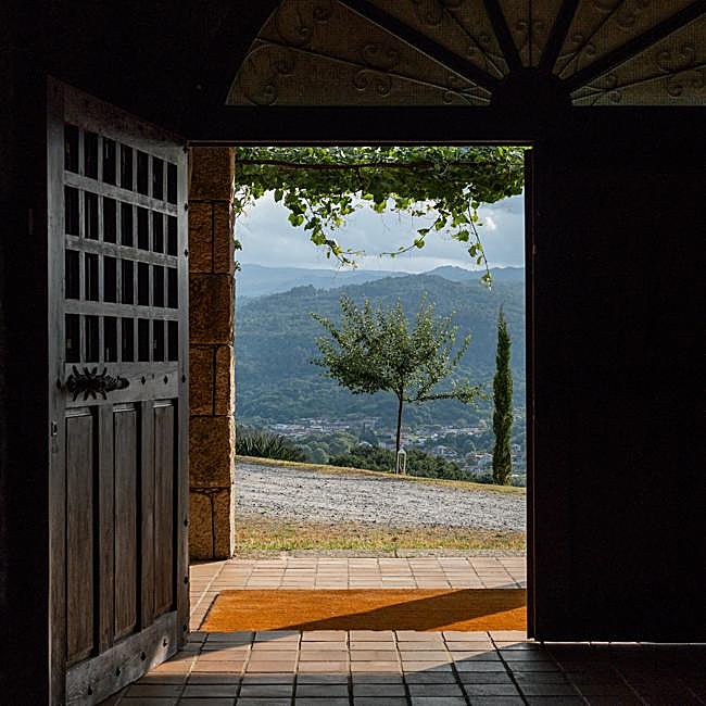 Desde la finca de A Vilerma se disfruta de una preciosa panorámica del valle del río Avia.