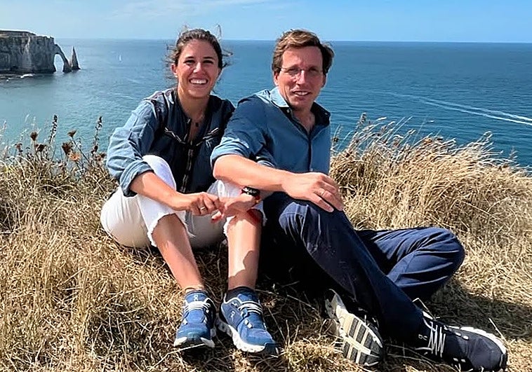 Teresa Urquijo y José Luis Martínez-Almeida durante una escapada veraniega a Normandía.