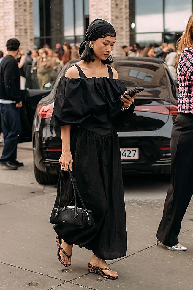 Un look con bolso de asa larga.