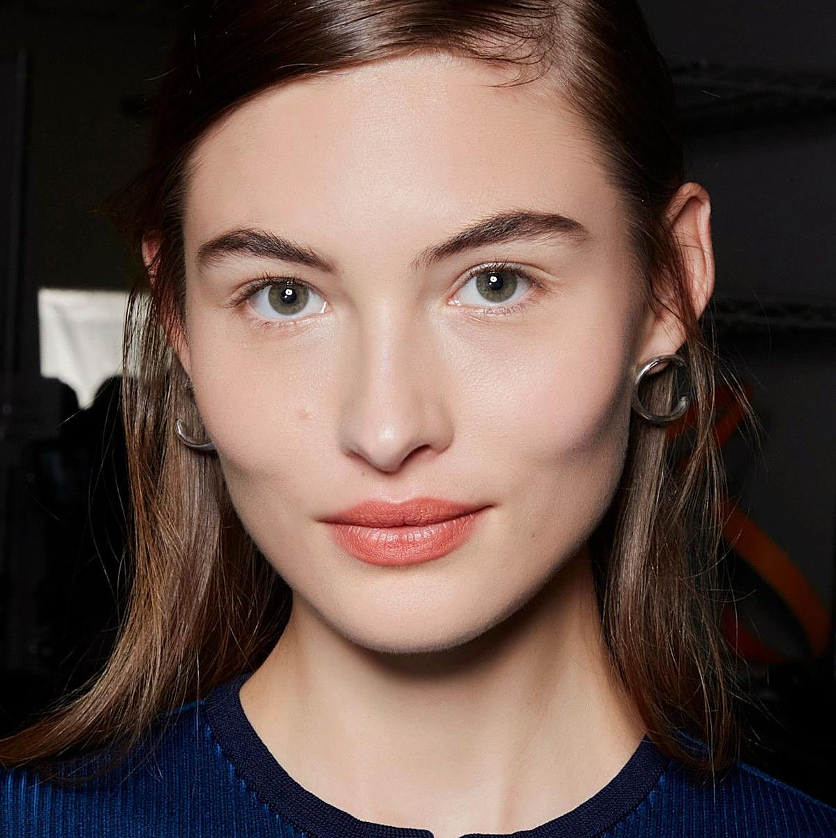 Modelo con maquillaje natural