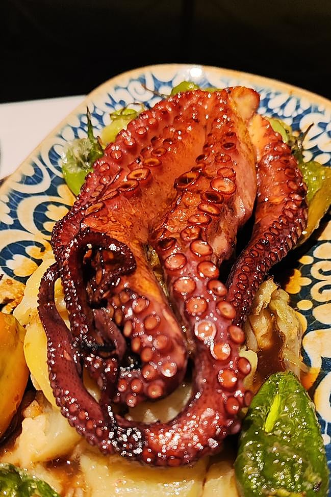 El pulpo a la brasa de Villa Verbena, un restaurante perfecto para disfrutar de las noches de verano madrileñas aderezadas con la mejor cocina.