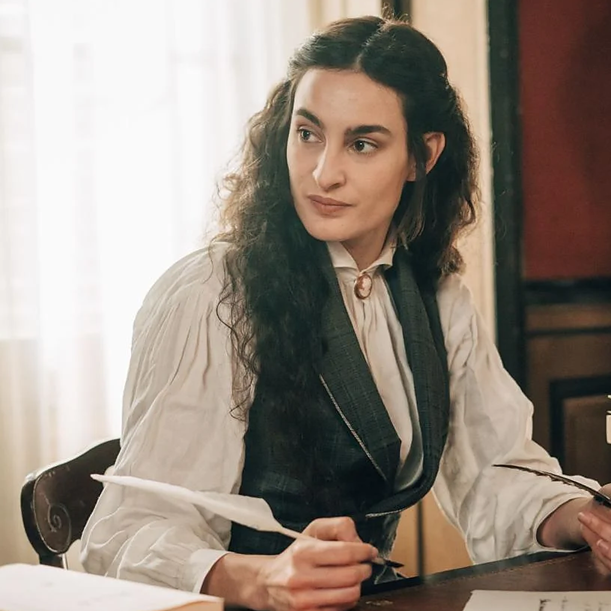 Nine d'Urso da vida a Aurore Dupin en esta serie de época de Filmin sobre su juventud.