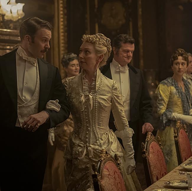 Ahora que Gladys se ha hecho con los mandos de Sidmouth, tal vez celebre en Sidmouth una cena en la que se produzca una conexión con Downton Abbey.