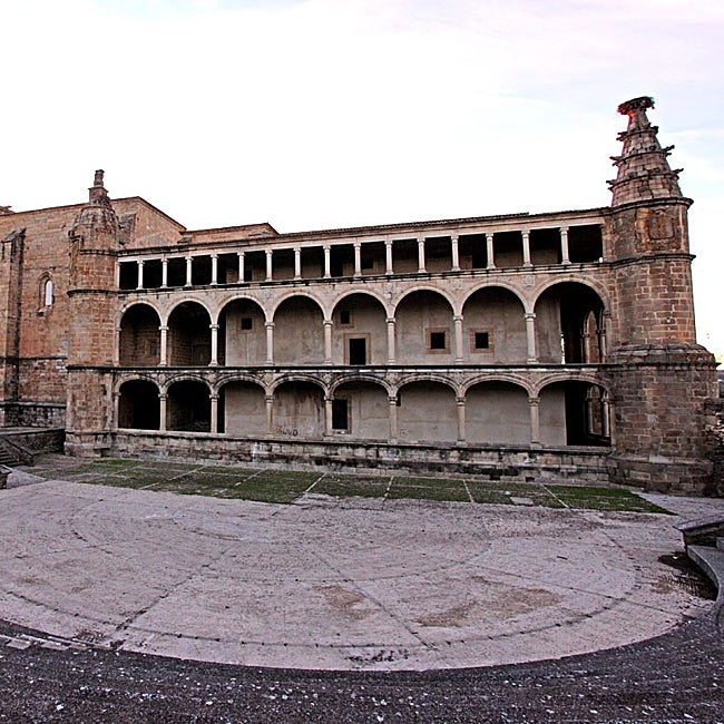 El conventual de San Benito con la galería de Carlos V en primer plano.