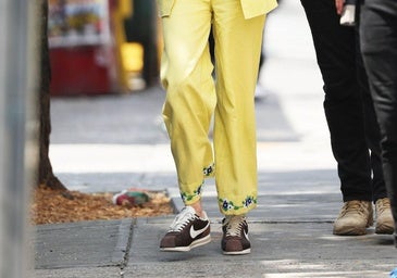 Estas son las zapatillas que se van a llevar en otoño 2025: marrón chocolate y muy cómodas