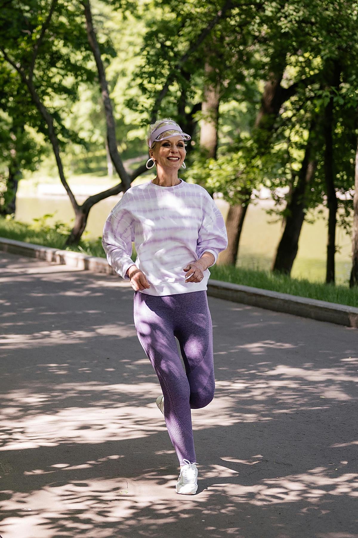 Mujer haciendo ejercicio al aire libre.