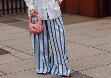 Dulceida con un look con pantalones de rayas.