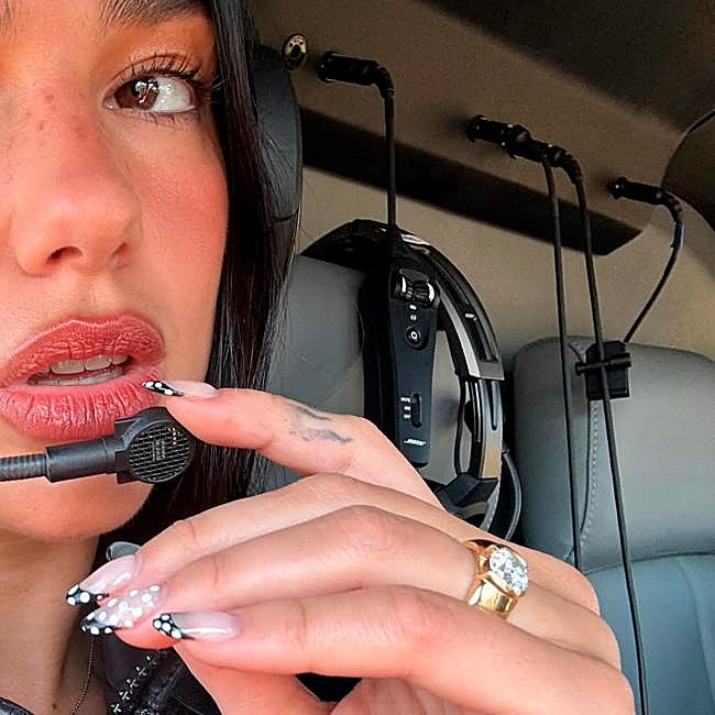 Manicura polka dots tendencia.