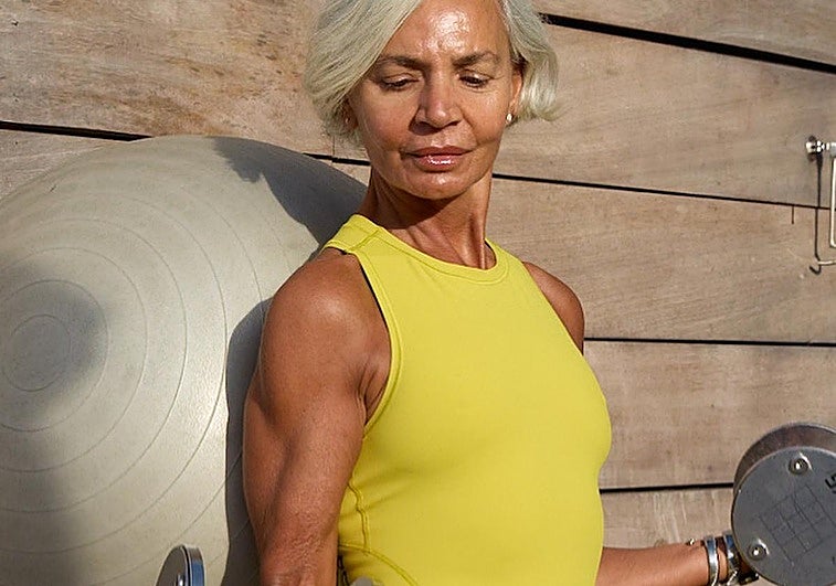 Mujer con un look deportivo amarillo.