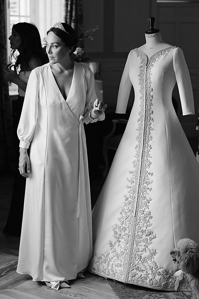 Tamara Falcó posa con su vestido de novia, justo antes de vestirse en el día de su boda.