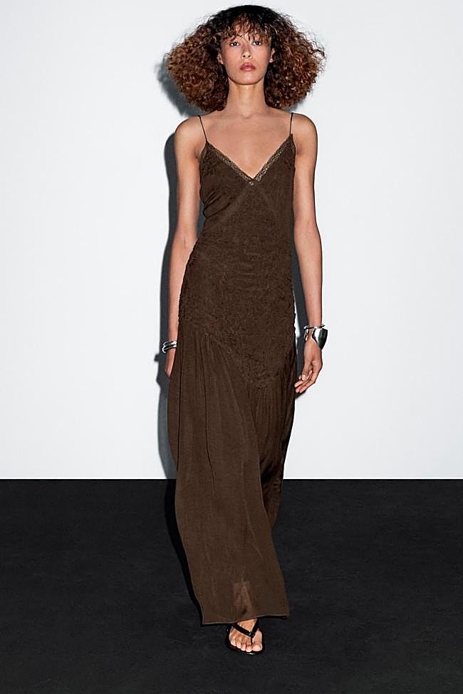 Vestido lencero en marrón chocolate de Massimo Dutti.