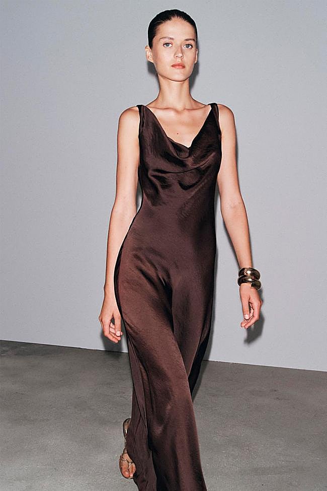 Vestido lencero en marrón chocolate de Zara.