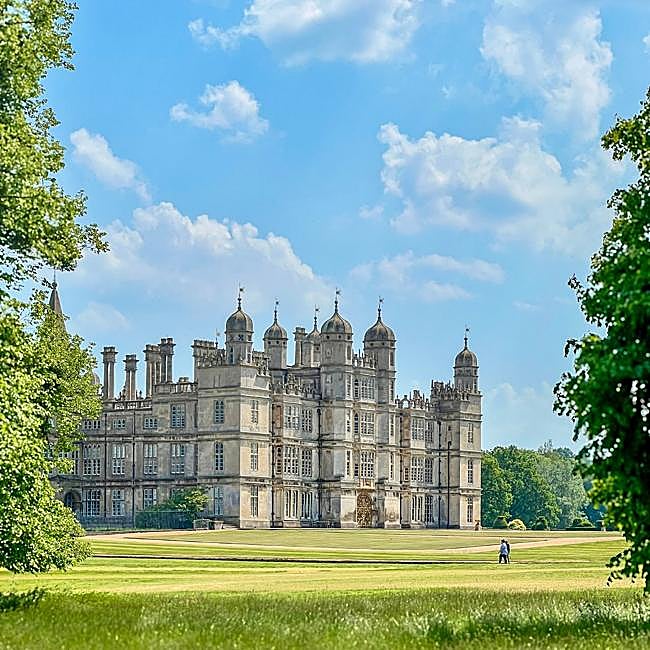 Exterior de la Burghley House, una mansión que ha aparecido en producciones como Orgullo y Prejuicio o The Crown.