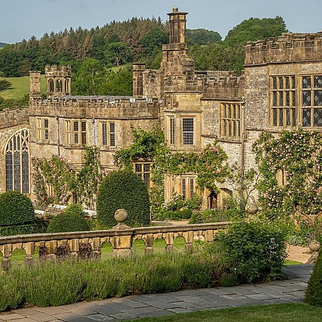 Exterior de la fortaleza de estilo Tudor, Haddon Hall, en la cual Orgullo y Prejuicio rodó en dos estancias diferentes.