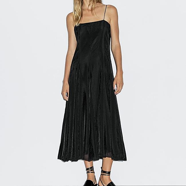 Vestido negro de Massimo Dutti, 99,95 euros.