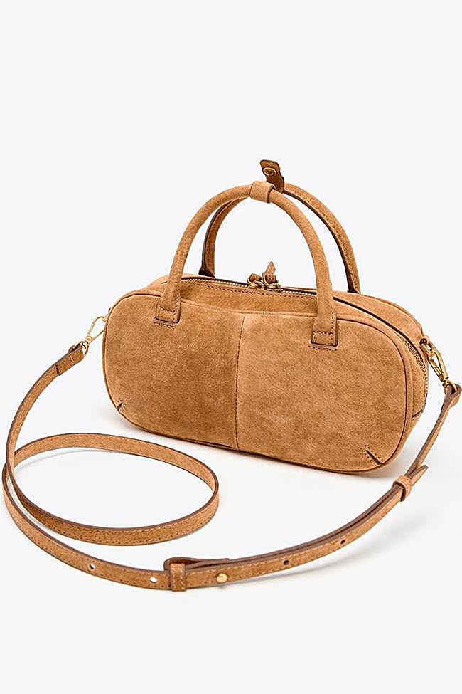 Bolso tipo bowling en camel de Zara.