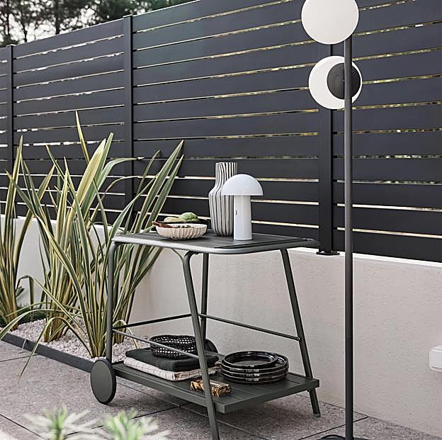 Imagen principal - Camarera de aluminio de Leroy Merlin (249 euros). Abajo, diseño que combina acero y madera aceitada de JYSK (rebajada a 85 euros) y en madera maciza de acacia de Kave Home (149 euros).