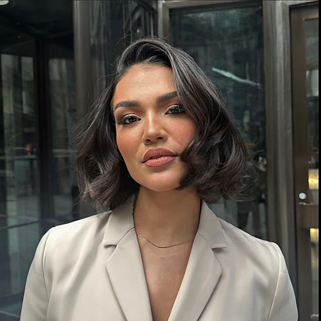 Influencer con corte de pelo luxe bob