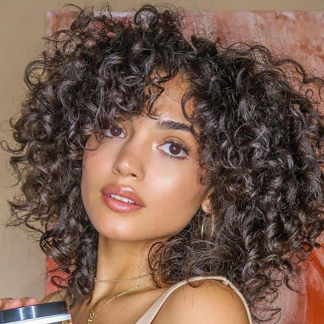 Influencer con corte de pelo soft halo para cabello rizado