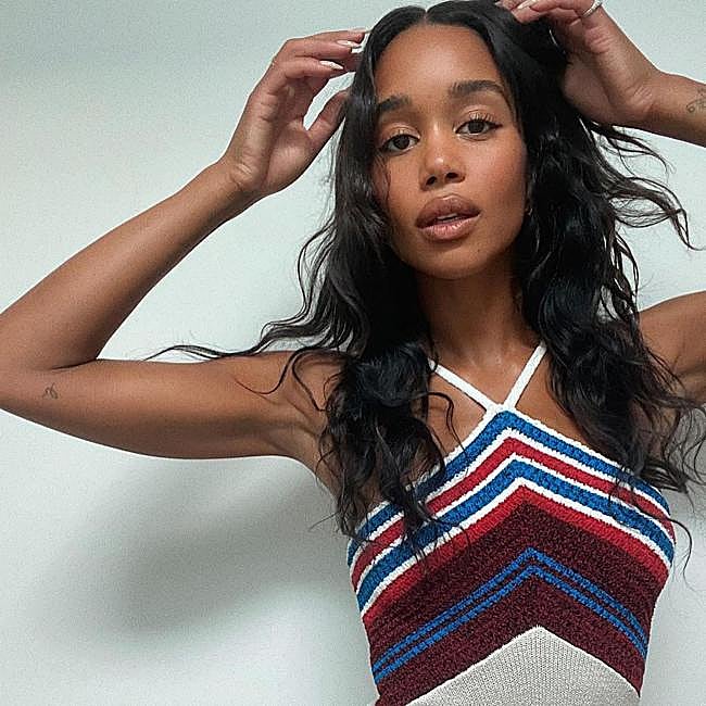 Laura Harrier con corte de pelo boho chic