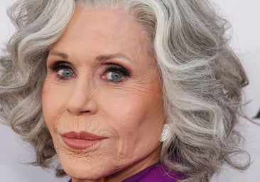 Si tuviera 65 años, llevaría los labios nude con este truco de maquillador