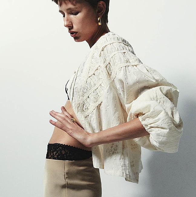 Blusa con bordados de manga larga