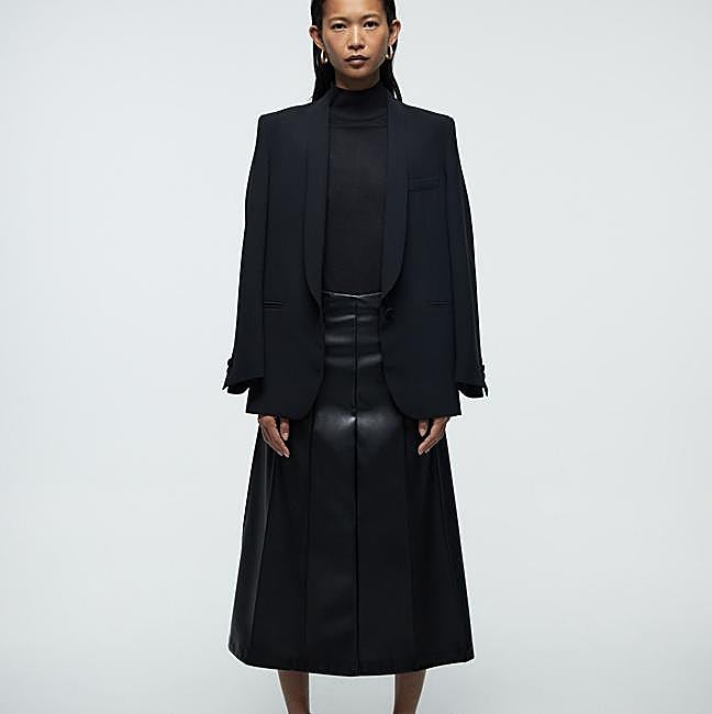 Falda midi acampanada efecto cuero