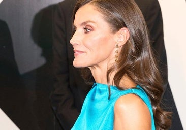 Acaba de llegar a Zara el conjunto de invitada inspirado en la reina Letizia
