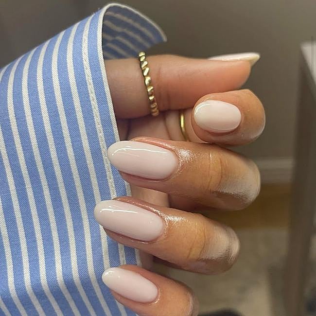 Uñas milky para septiembre