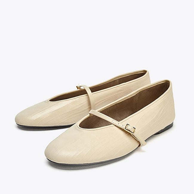 Bailarinas con pulsera de Zara (39,99 euros)